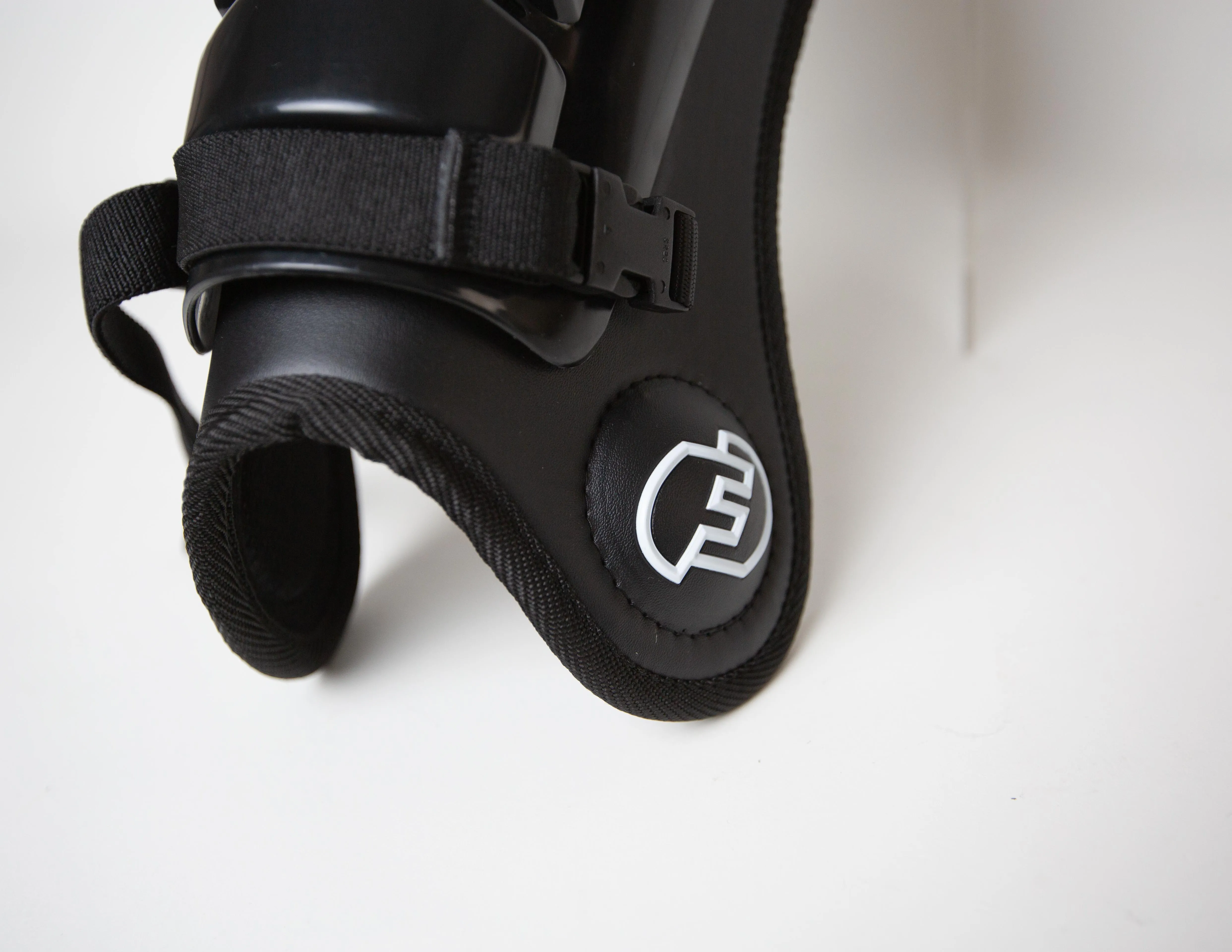 Unequal Force3 Leg Guards
